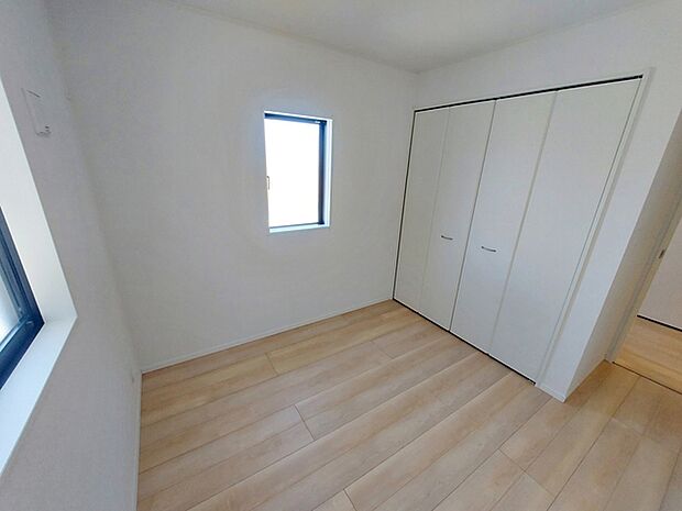 【北側洋室5帖】 お子様の一人部屋に最適な居室です。クローゼット付きで自然とお片付けできる環境に！ 
