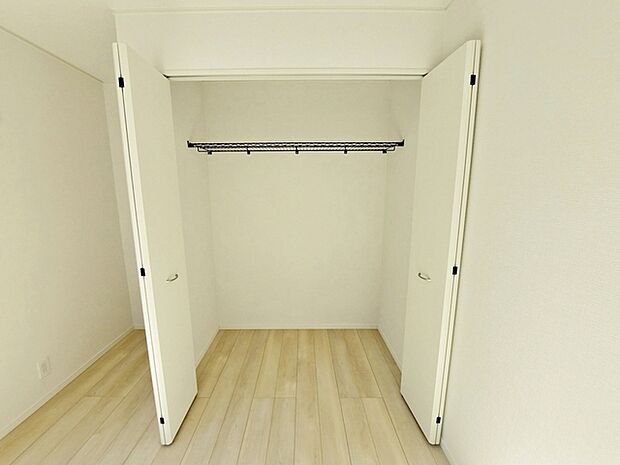 【洋室5帖クローゼット】 毎日使う衣類をまとめて収納でき、朝の身支度もスムーズです（中部屋） 