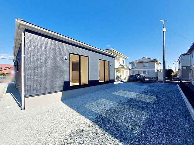 ガーデニングやBBQ、子どもの遊び場など多目的に使える庭スペースです 