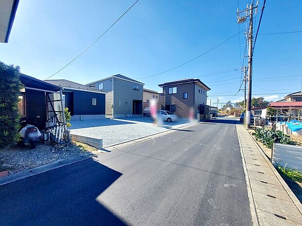 前面道路：北側約5ｍ幅、前面道路が5ｍと広いので運転が苦手な方にも安心です 