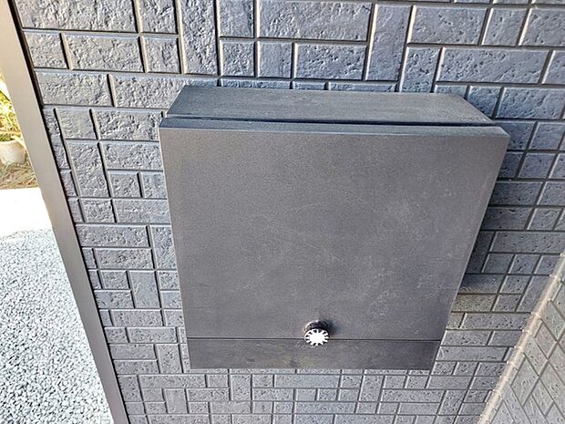 シンプルなデザインで外構全体に馴染み、郵便物の出し入れもしやすく日常使いに配慮されたポストです 