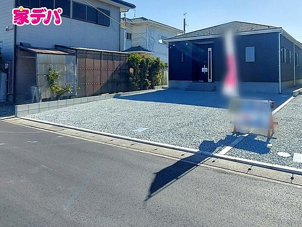 駐車場は3台以上分を確保、駐車後すぐ玄関へ向かえる、効率の良い動線です 