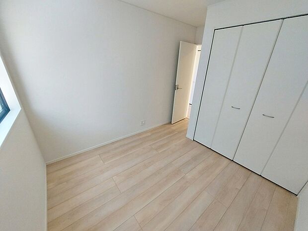 【洋室中部屋5帖】 全居室にしっかりとした大きさのクローゼットを完備し、収納スペースも十分です。 