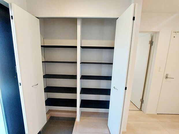 【SCL】 玄関は清潔感のある空間にしたいもの。ご家族が多いご家庭には便利なたっぷり収納できるSCLです  