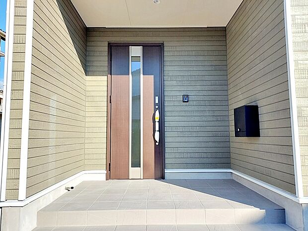 【玄関】 雨の日の出入りも濡れにくい玄関ポーチ 