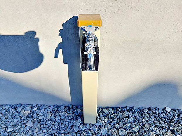 玄関横には立水栓が設置されています！お庭の水撒き、洗車、お掃除、お子様の水遊びなど便利です！ 