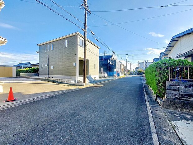 前面道路：西側約5.9ｍ幅。通行や駐車の際に余裕がある広さです。運転が苦手な方でもラクラク！ 