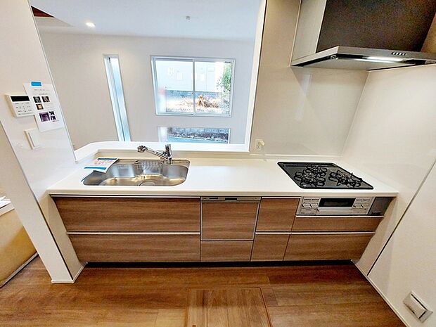 【キッチン】 小さなお子様にも目が届く、使い勝手の良い対面キッチンで楽しくお料理ができます!