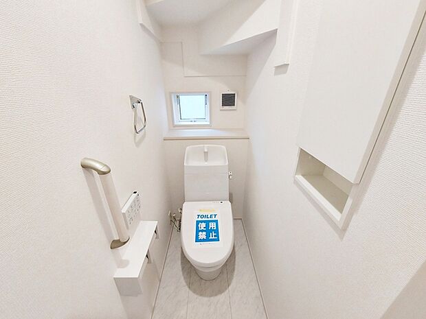【トイレ】 多機能な温水洗浄便座付きでお掃除がしやすい、清潔なトイレです