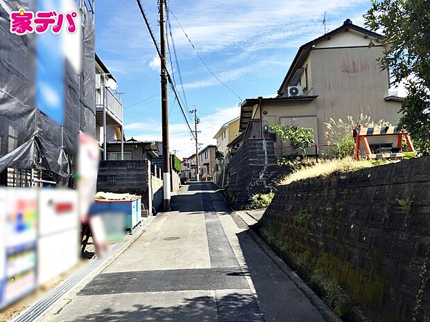 前面道路は車通り少ないのでお子様も安心して暮らせる環境です 