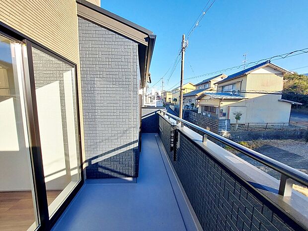 【バルコニー】 2部屋からアクセス可能なバルコニー。天気の良い日は、ご家族の洗濯物・お布団をまとめて干せます