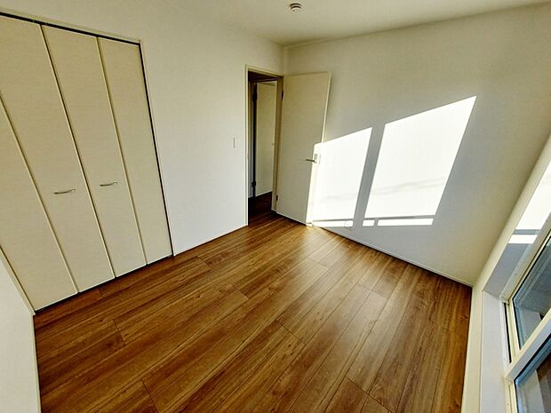 【洋室5.25帖】 南向きならではの恵まれた採光・通風。明るいお部屋は開放感がありますね。 