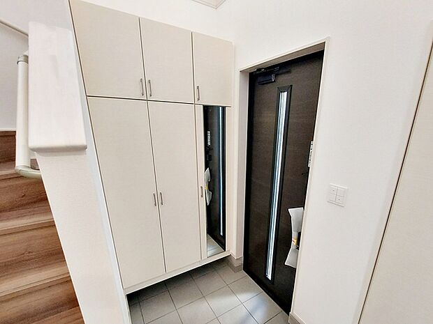 【シューズインクローク】 備え付けのシューズボックスなので玄関ホールとも馴染んでとてもスッキリ!