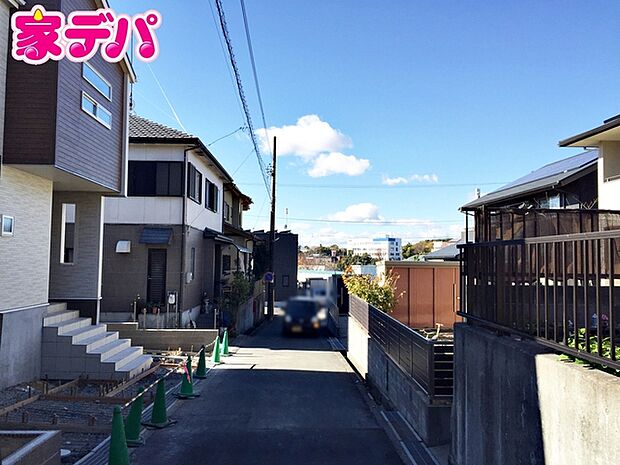 前面道路は車通り少ないのでお子様も安心して暮らせる環境です