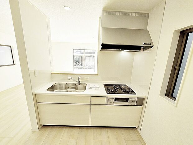 【キッチン】 リビングで遊んでいるお子様を見ながらお料理ができ、子育て中のパパママにも安心の設計です！ 