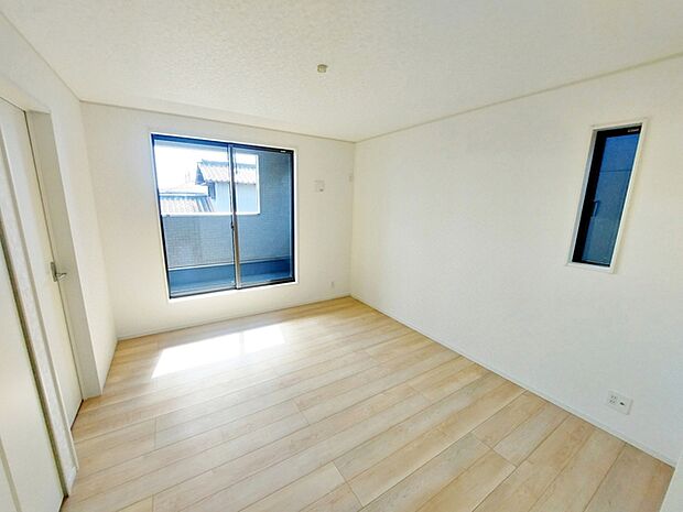 【洋室7帖】 大きなベッドを置いてもゆったり過ごせるプライベート空間です。 