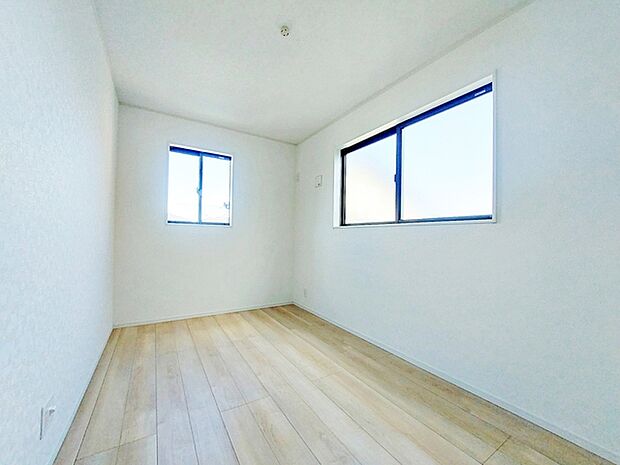 【洋室5.5帖】 腰窓で机や家具の配置がしやすい洋室5.5帖。子供部屋や書斎にもオススメです！ 