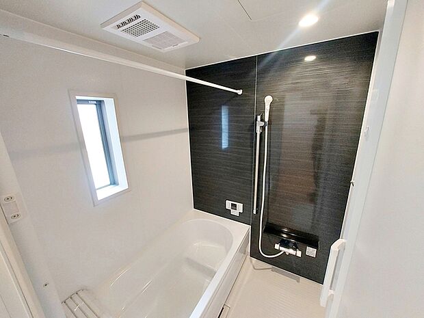 【浴室】 ゆったり入れる浴槽、一坪サイズのゆとりの空間。一日の疲れを癒してくれるくつろぎのバスタイムを… 