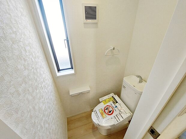 【1階トイレ】 1、2階共にシャワー機能付！小窓が付いている為換気もスッキリして頂けます。 