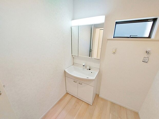 【洗面台】 洗髪・洗面・化粧などができる機能と収納スペースを一体化した洗面台です。