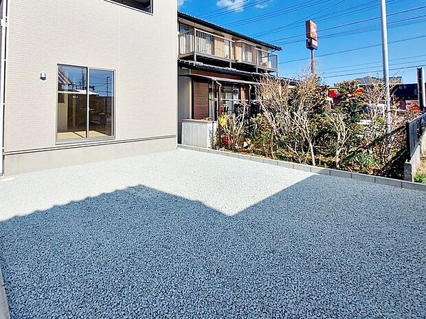 ハーブやお花を植えてガーデニングを楽しんだり、プール遊びや家族でBBQなど楽しみ広がる南庭。