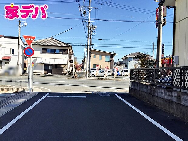 前面道路はゆとりの6ｍ!車通りが少なく、駐車が苦手な方でも安心の道路幅です 