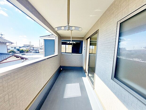 【バルコニー】 横長のバルコニーで、洗濯物に日差しが降り注ぎ、よく乾きそうです。  