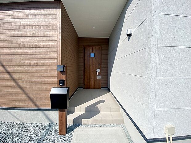 【玄関】 玄関が深い位置にあるので雨に濡れることなく身支度ができます