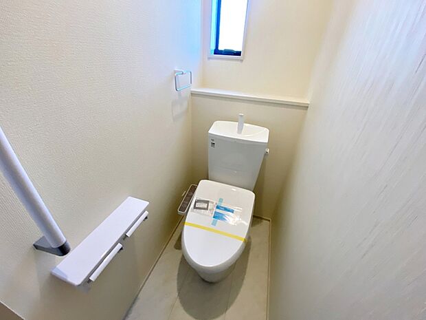 【トイレ】 フロアに2カ所シャワー機能付トイレを設置しており、忙しい朝の混雑も解消!