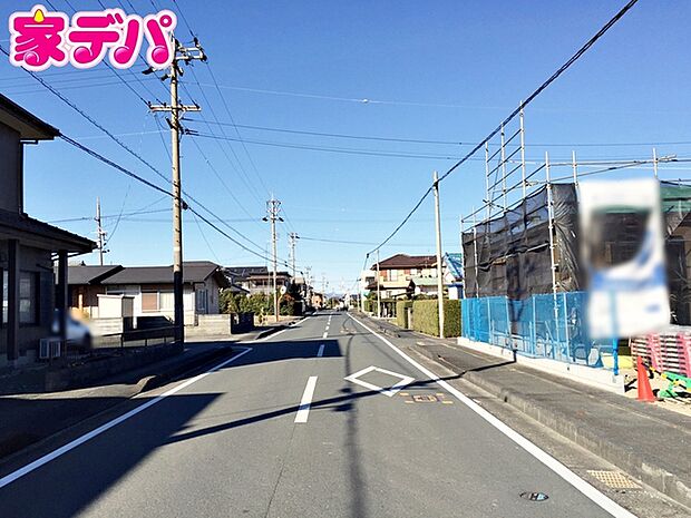 前面道路は公道で、車のすれ違いもらくらく広々10mの幅があります