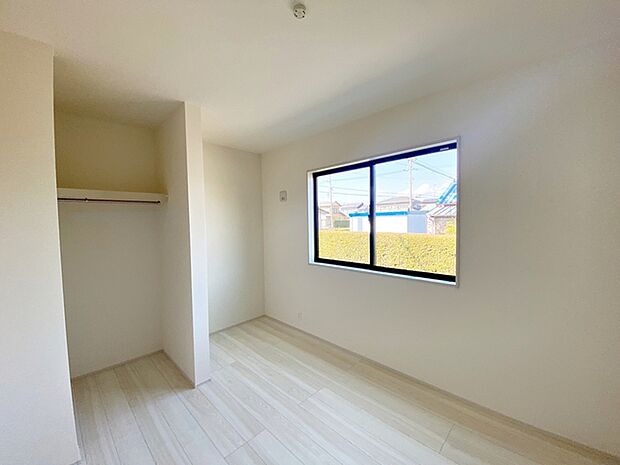 【洋室5.1帖】 腰窓で机や家具の配置がしやすい洋室5.1帖。子供部屋や書斎にもオススメです!