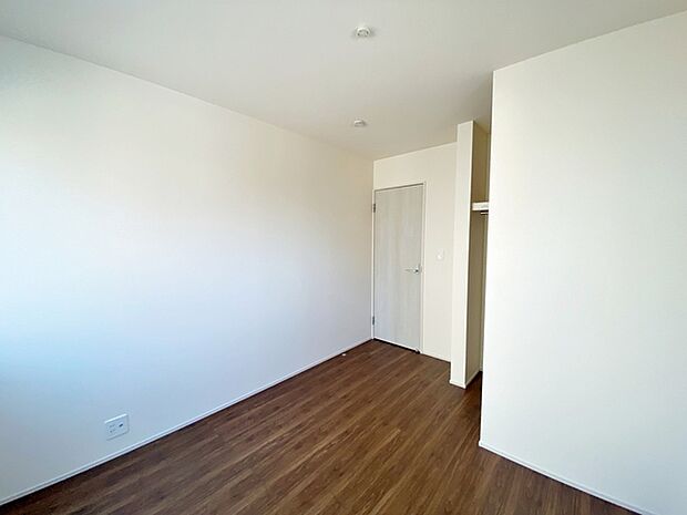 【洋室5.1帖】 お子様の一人部屋に最適な居室です。クローゼット付きで自然とお片付けできる環境に!