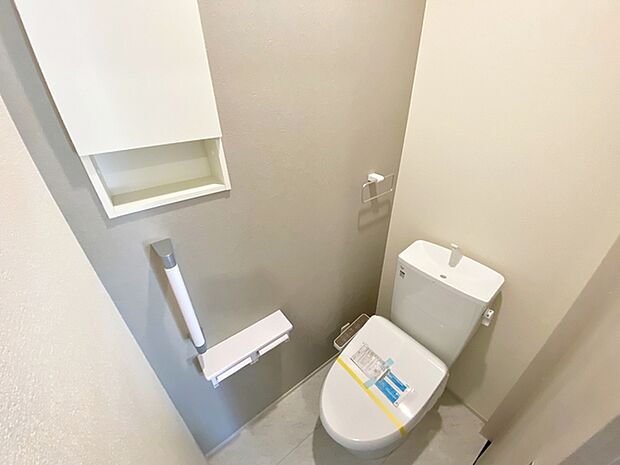 【トイレ】 フロアに2カ所シャワー機能付トイレを設置しており、忙しい朝の混雑も解消!