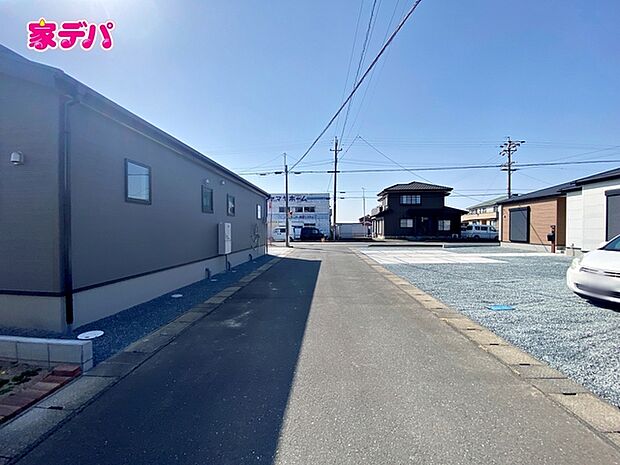 前面道路:北側約5m幅、西側約10m幅。角地の為、日当たり良好です。
