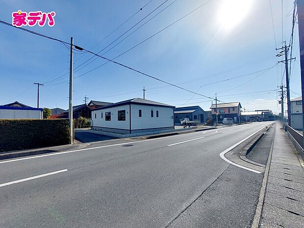 前面道路：西側約10ｍ幅