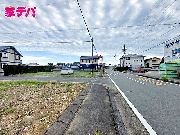 前面道路は公道で、車のすれ違いもらくらく広々10ｍの幅があります 