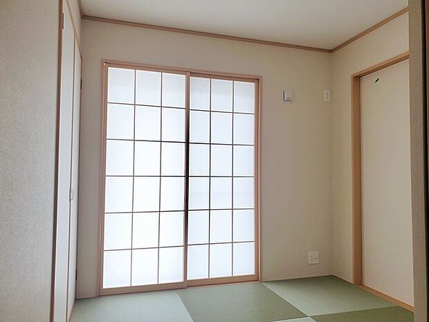 お部屋が一体になる便利なタタミコーナー！ちょっと横になったり、ごろ寝したりできるスペースです！  