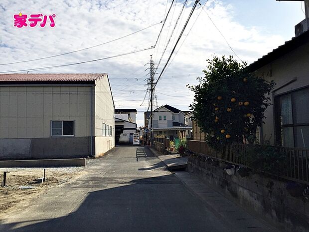 前面道路は車通り少ないのでお子様も安心して暮らせる環境です