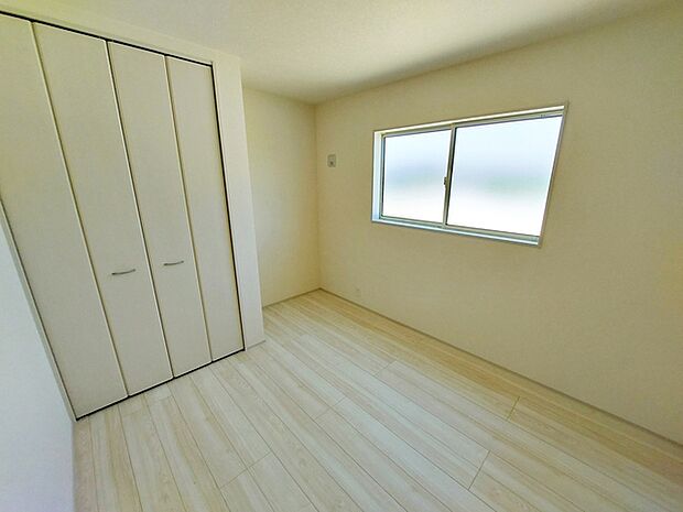 【洋室5.44帖】 お子様のお部屋は収納スペース付き。太陽の光もたくさん入って、明るいお部屋です。