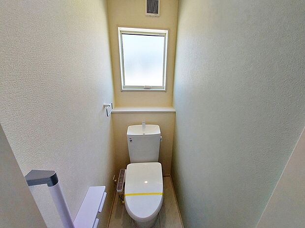 【トイレ】 窓があり温水洗浄機能の付いた快適なトイレを2カ所に設置。使用が重なる朝も安心ですね!