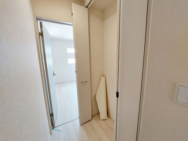 【ホール収納】 掃除道具や日用品のストックの保管にも便利なホール収納は2カ所に完備。