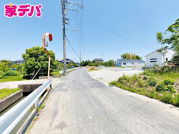 前面道路:西側約4.1m幅 静かな住宅街で、車の出入りもスムーズです。