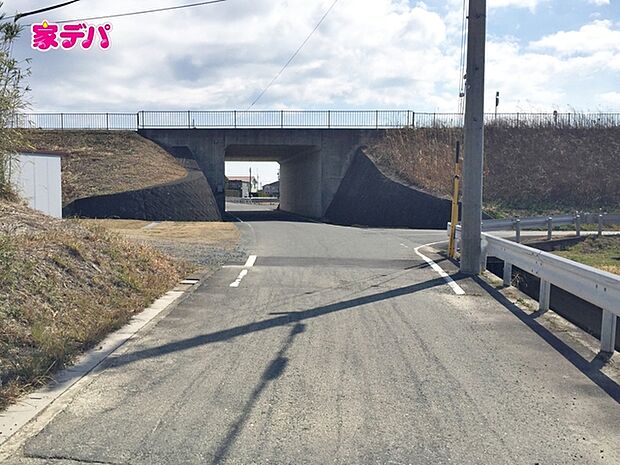 前面道路は車通り少ないのでお子様も安心して暮らせる環境です 