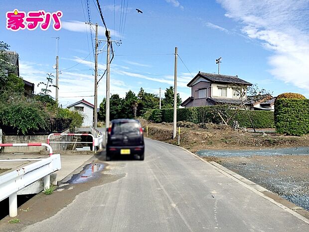 前面道路は車通り少ないのでお子様も安心して暮らせる環境です