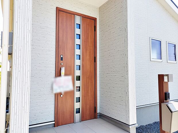 【玄関】 お洒落な玄関ポーチがご家族の帰りを明るくお迎えしてくれます。