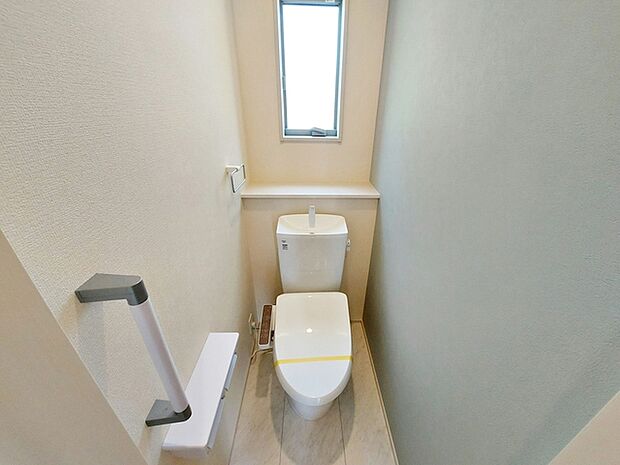 【トイレ】 多機能な温水洗浄便座付きでお掃除がしやすい、清潔なトイレは2カ所に完備!