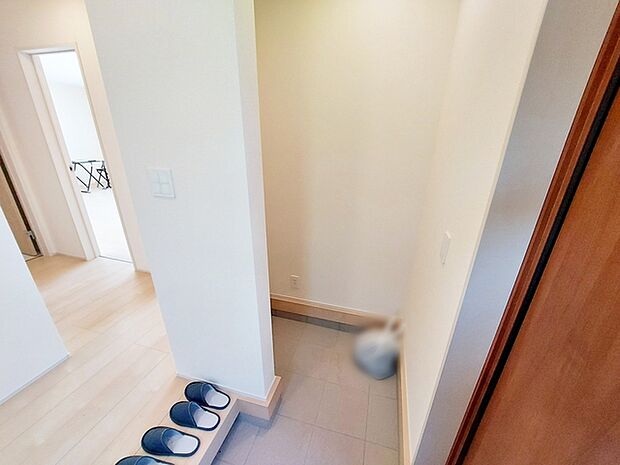 【シューズインクローク】 お出掛け用品やお子様の外遊び道具などの収納に大活躍なシューズインクローク!
