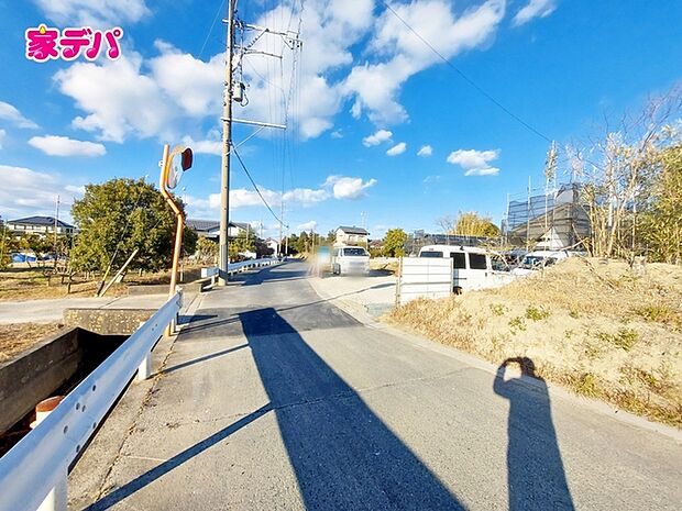 前面道路は見通しが良く、車の移動もスムーズに行えます。