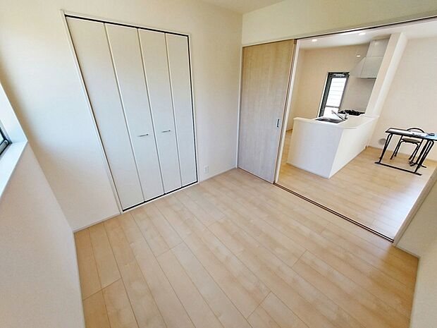 【洋室4.5帖】 リビングとつながるお部屋は来客時の使用や、ちょっと疲れた時にお昼寝できるのも嬉しいですね!