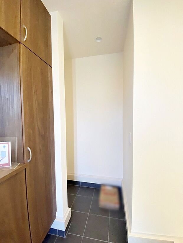 お出掛け用品やお子様の外遊び道具などの収納に大活躍なシューズインクローク！  